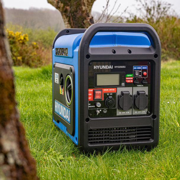 2200W / 2.2kW Petrol Inverter Generator, Pure Sine Wave Output, Lightweight, Quiet Running | Hyundai