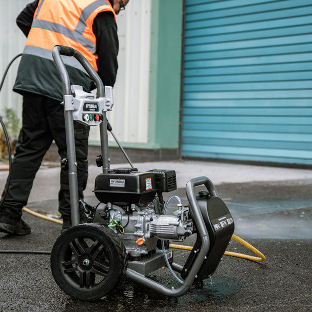 3400Psi / 234 Bar 209cc Petrol Pressure Washer, 9L/Min, 10M Hose & Detergent Tank | Hyundai